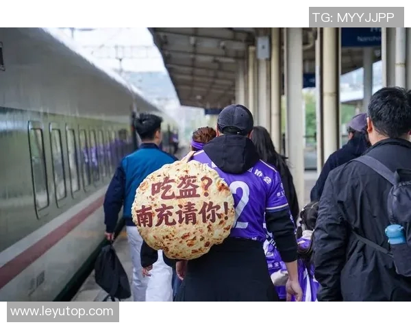 铁路部门开通国安球迷专列助力足协杯决赛观赛出行保障